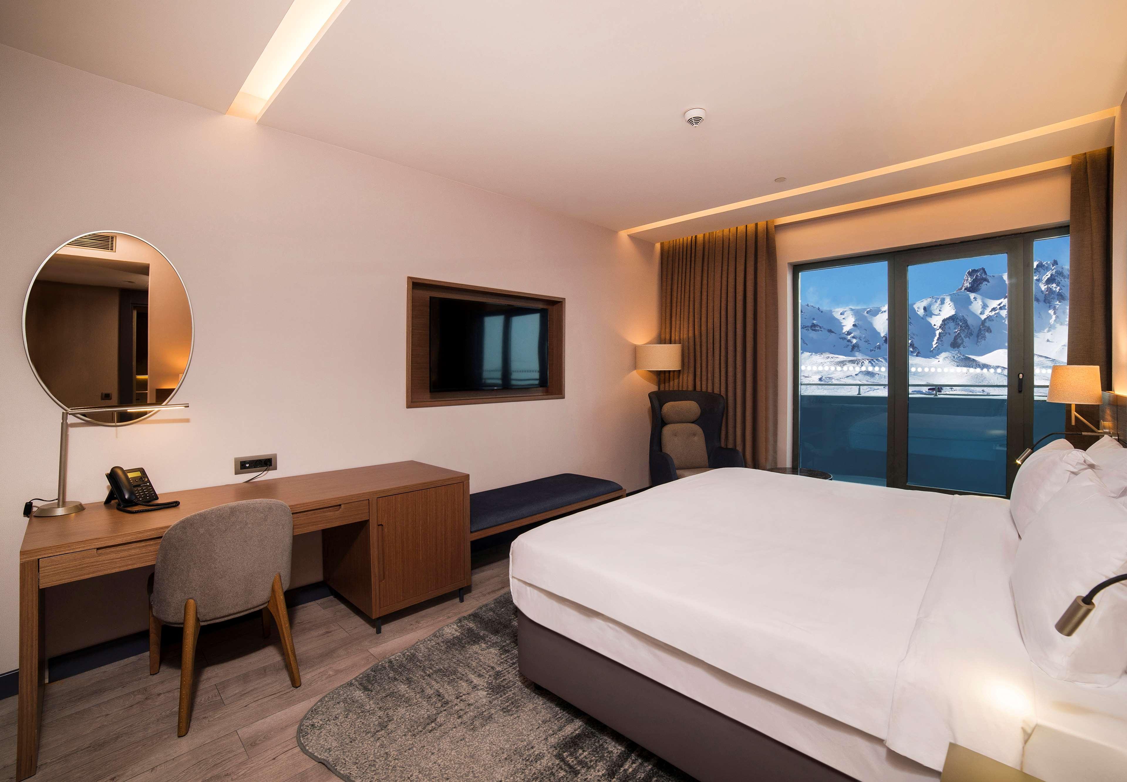 جناح بإطلالة على الجبل بشرفة، Radisson Blu Hotel Mount Erciyes 2/7