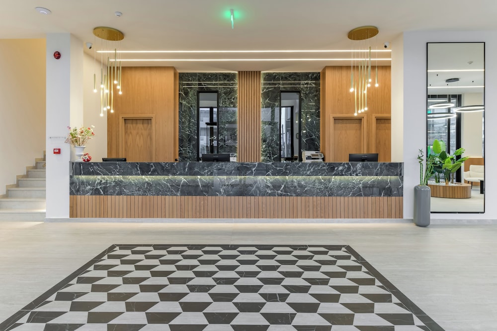 Canadian Hotel 13/82