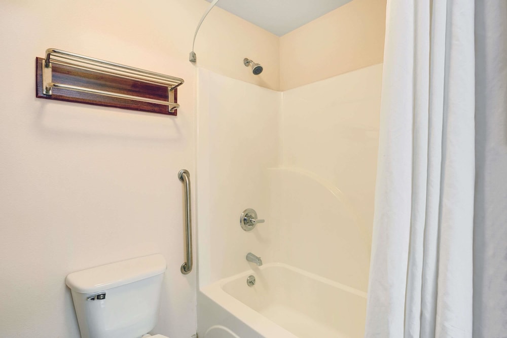 Super 8 by Wyndham Louisville/Expo Center 12/32