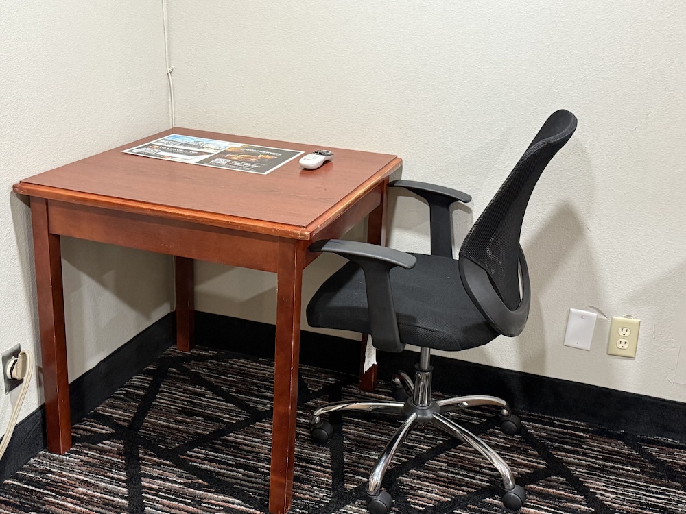 Town House Extended Stay Hotel Downtown 52/64