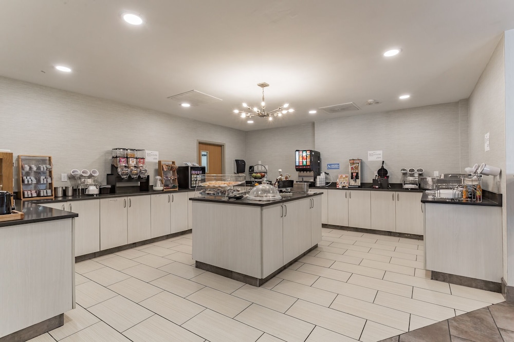 Orangewood Inn & Suites Kansas City Airport 7/37