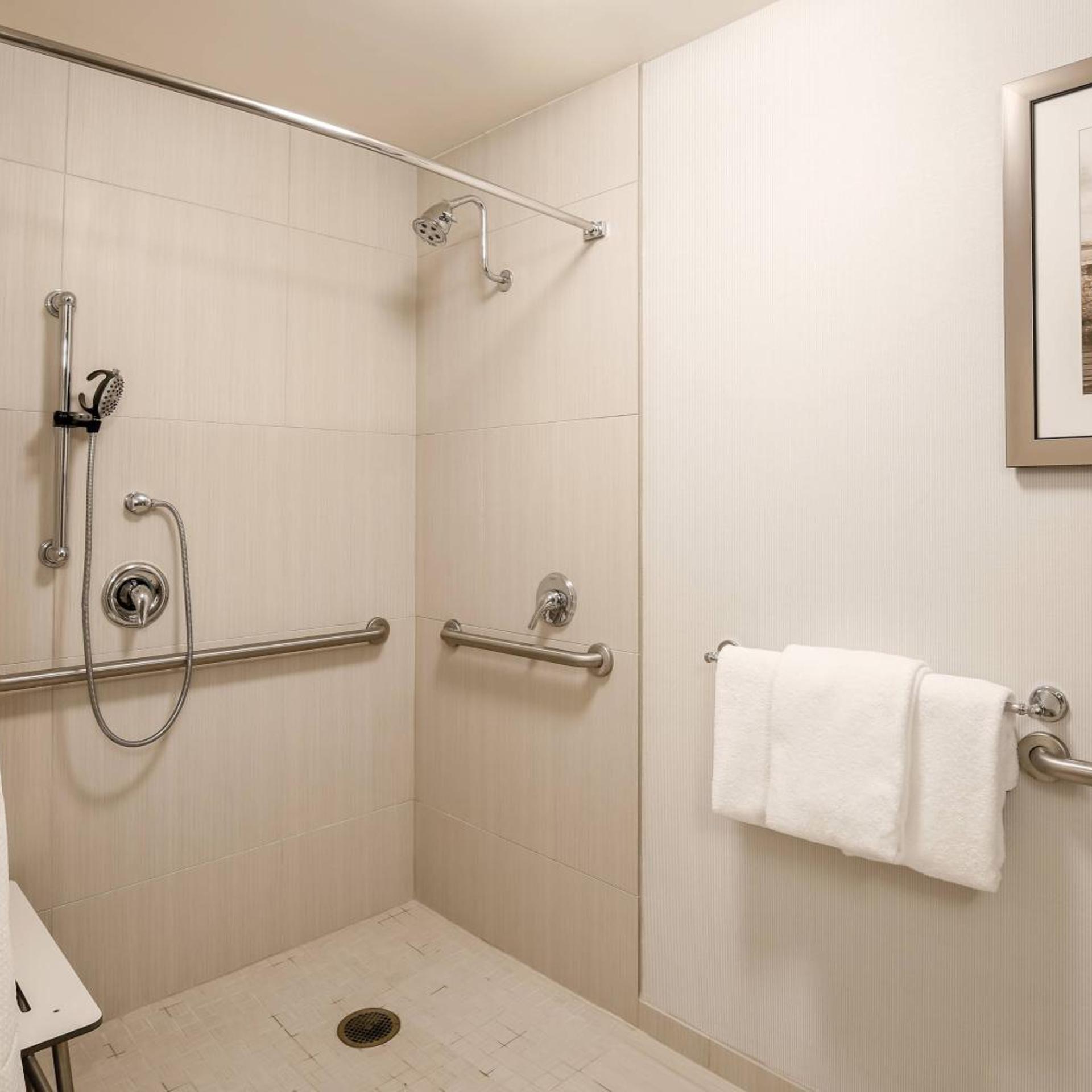 غرفة بسرير كينج بحوض استحمام لذوي الإعاقة، Courtyard by Marriott Pittsburgh Downtown 8/10