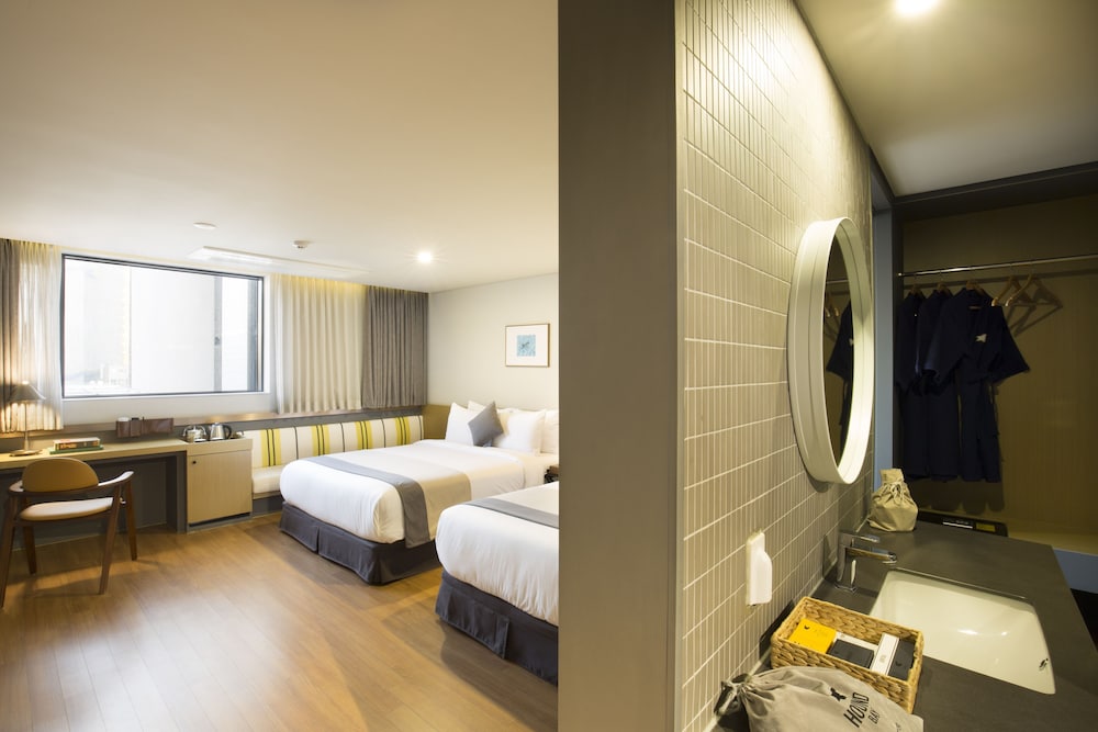 Bay Hound Hotel 26/70
