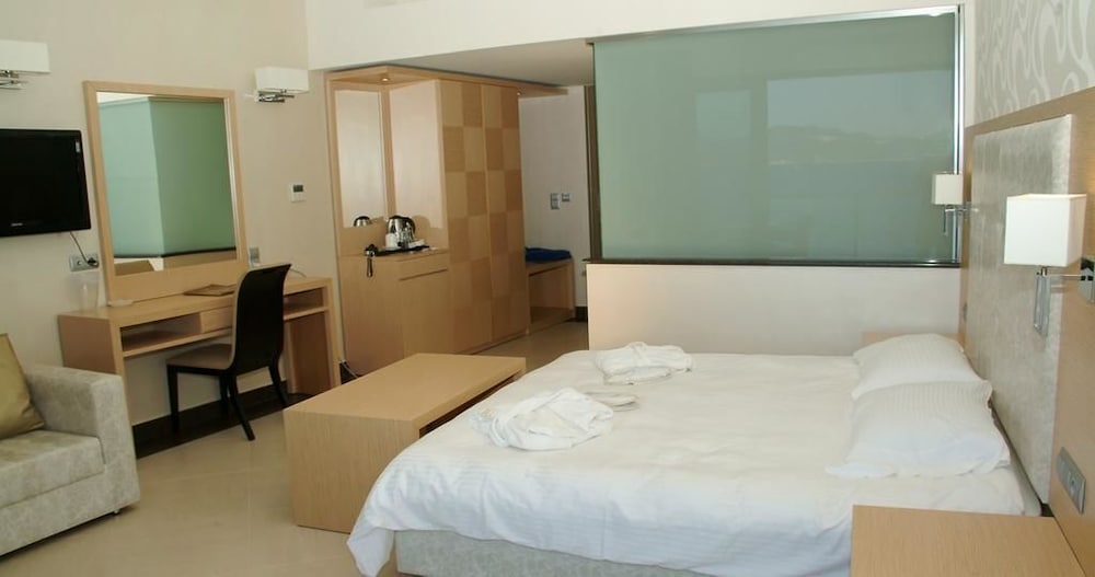 Ionian Emerald Resort 7/30