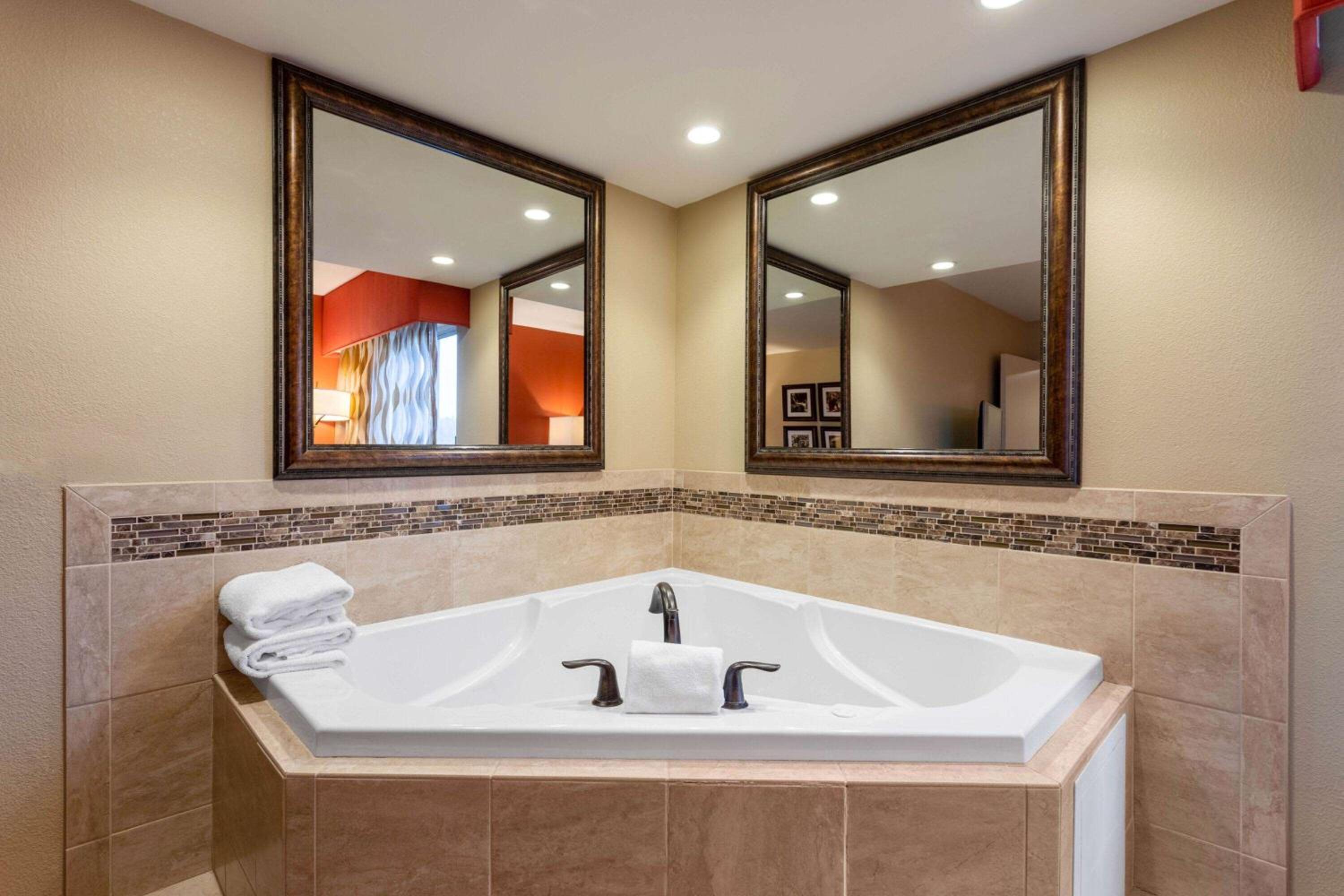 Family Suite, Deluxe, King Bed, La Quinta Inn Suites Pigeon Forge 7/7