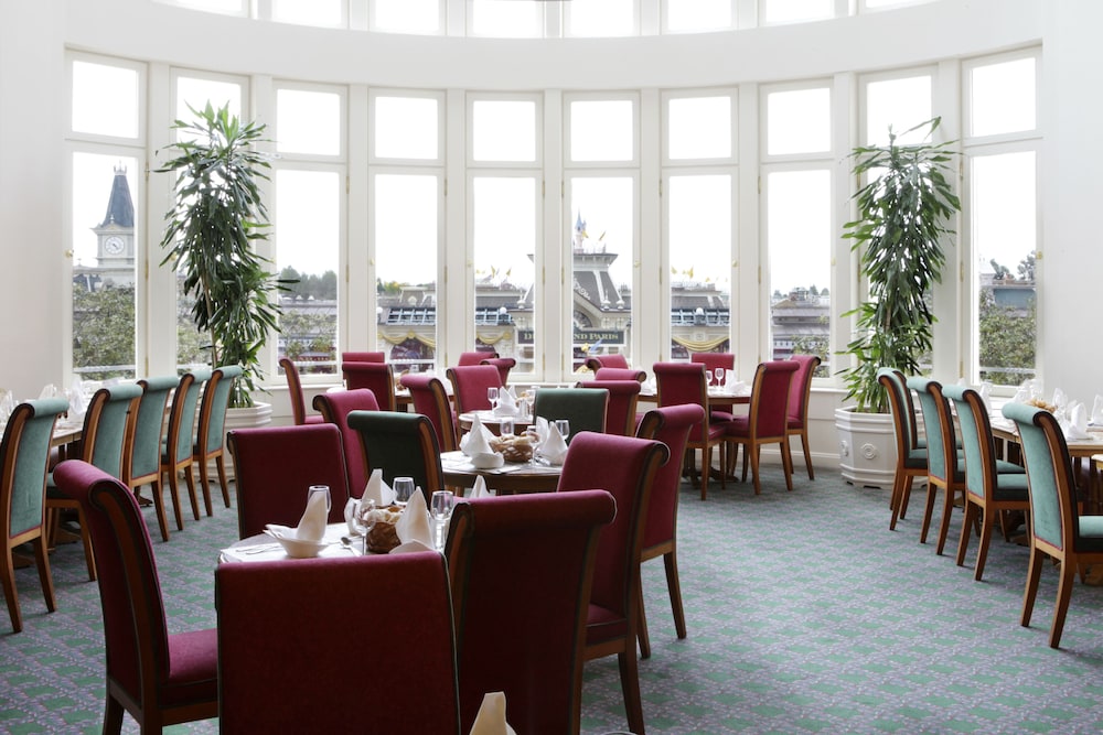 DISNEYLAND HOTEL 49/62