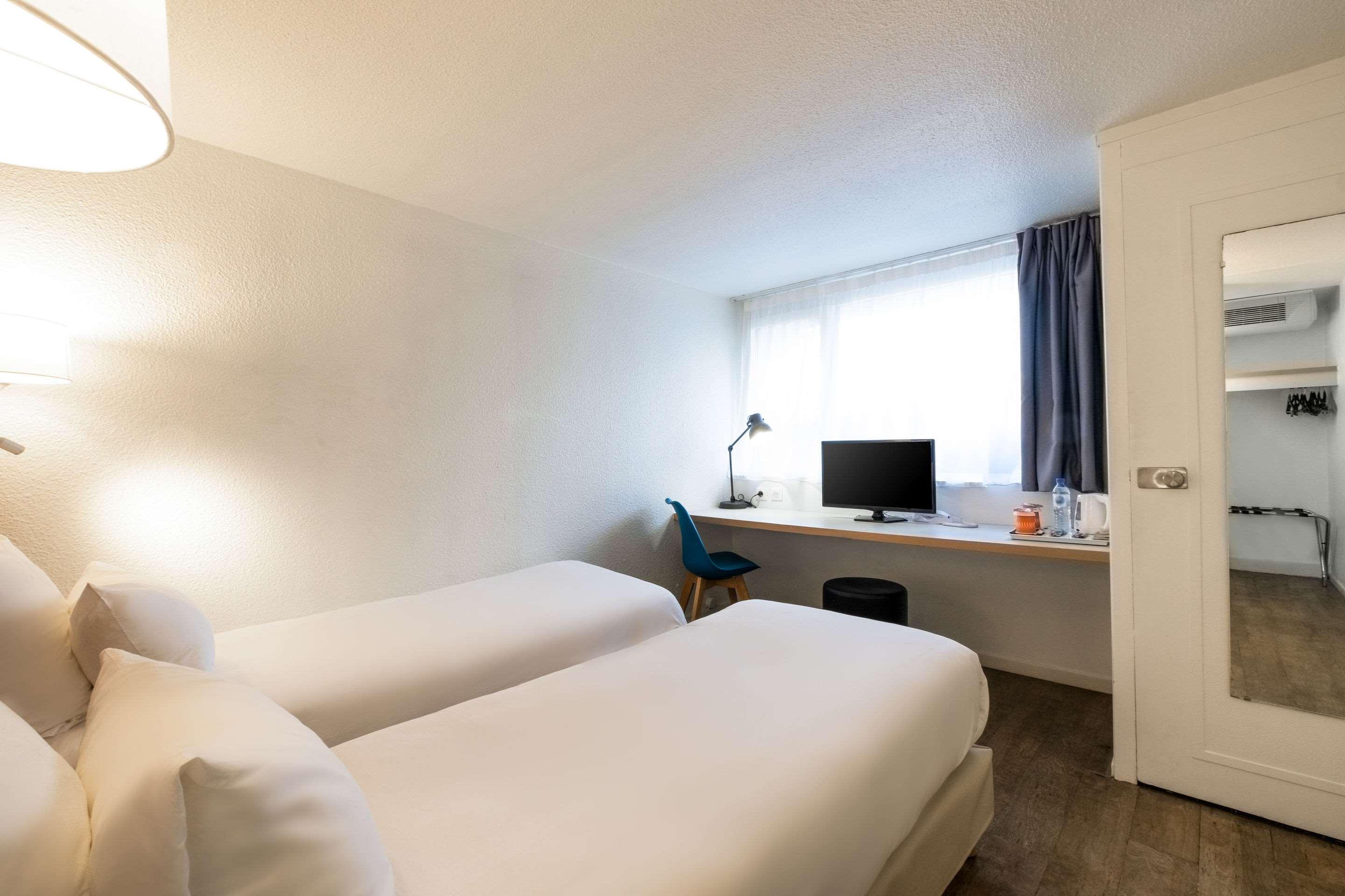 ROOM, TWIN BEDS