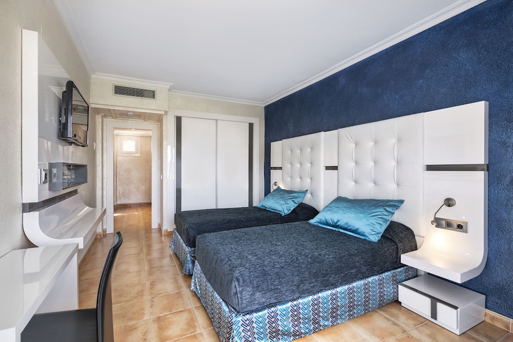 DELUXE, DOUBLE BED, POOL VIEW