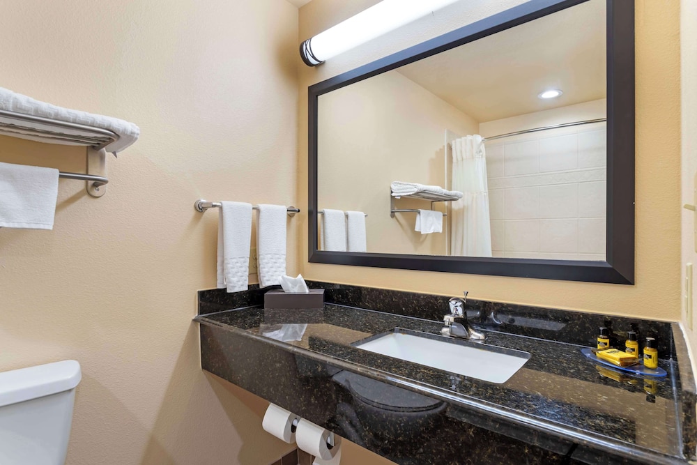Suite, 2 Queen Beds, Sofa, Accessible