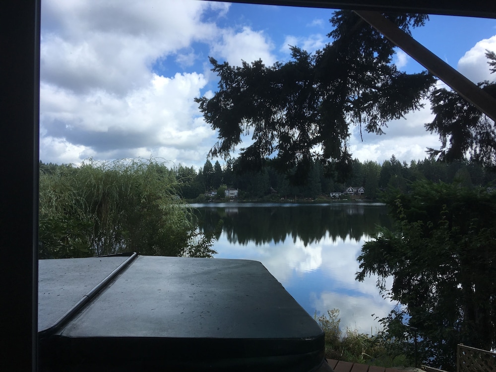 Cottage Lake Bed And Breakfast 46/50