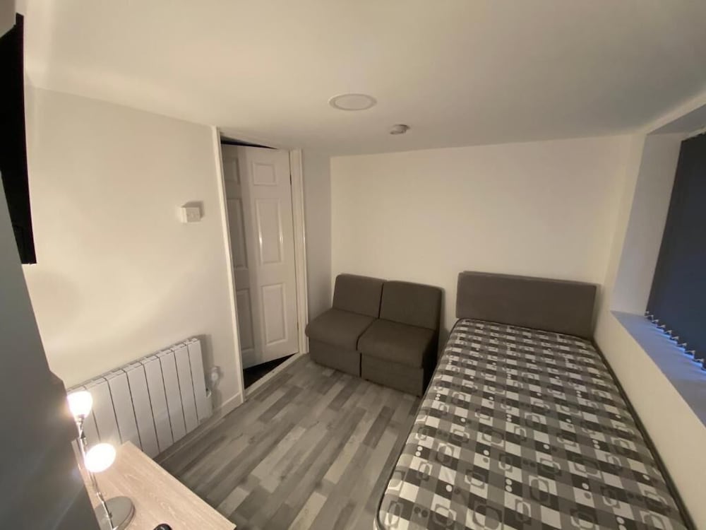 Honley Hotel 17/30