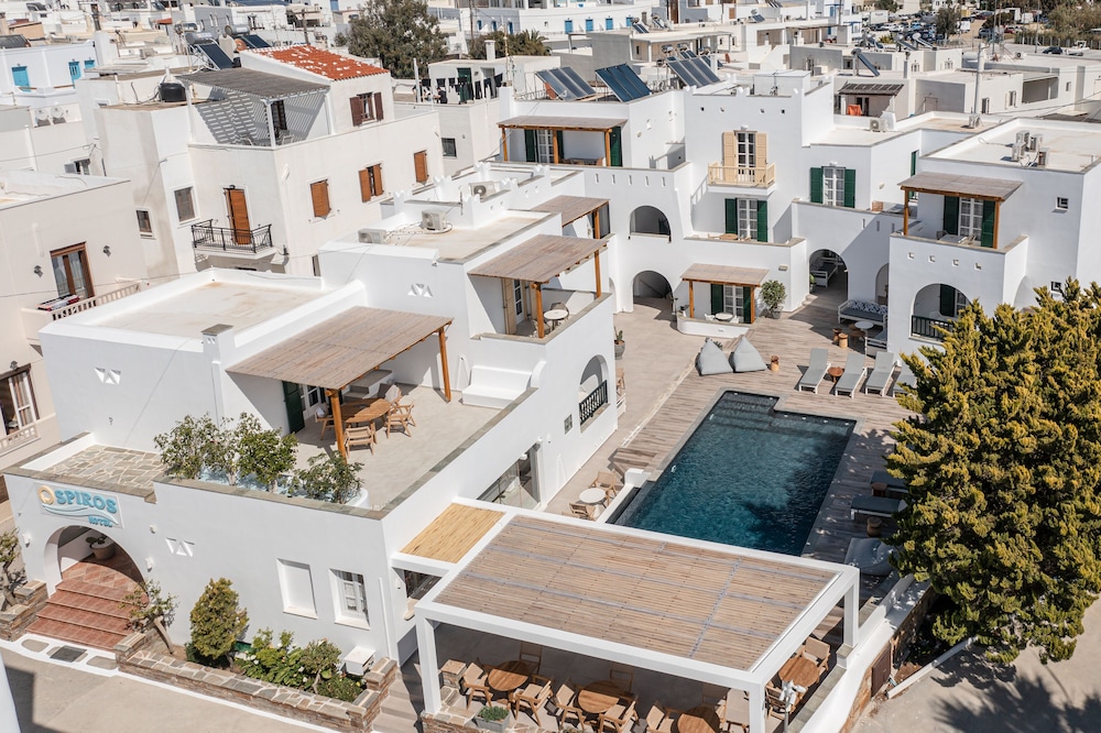 Spiros Hotel 3/83