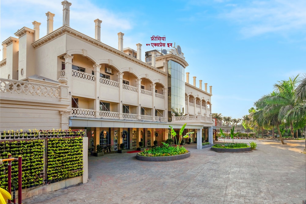 Hotel Express Inn 30/39