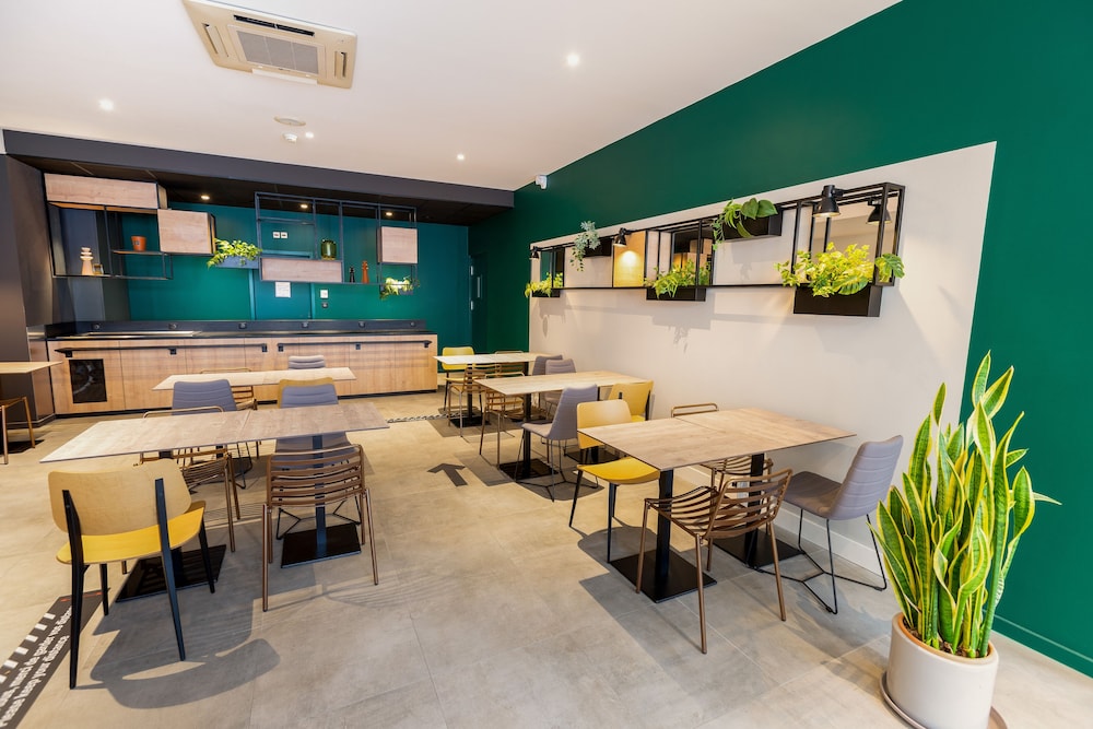 IBIS PAU CENTRE 49/64