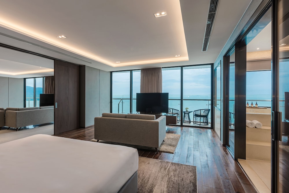 Ocean, Suite, King and Twin Beds