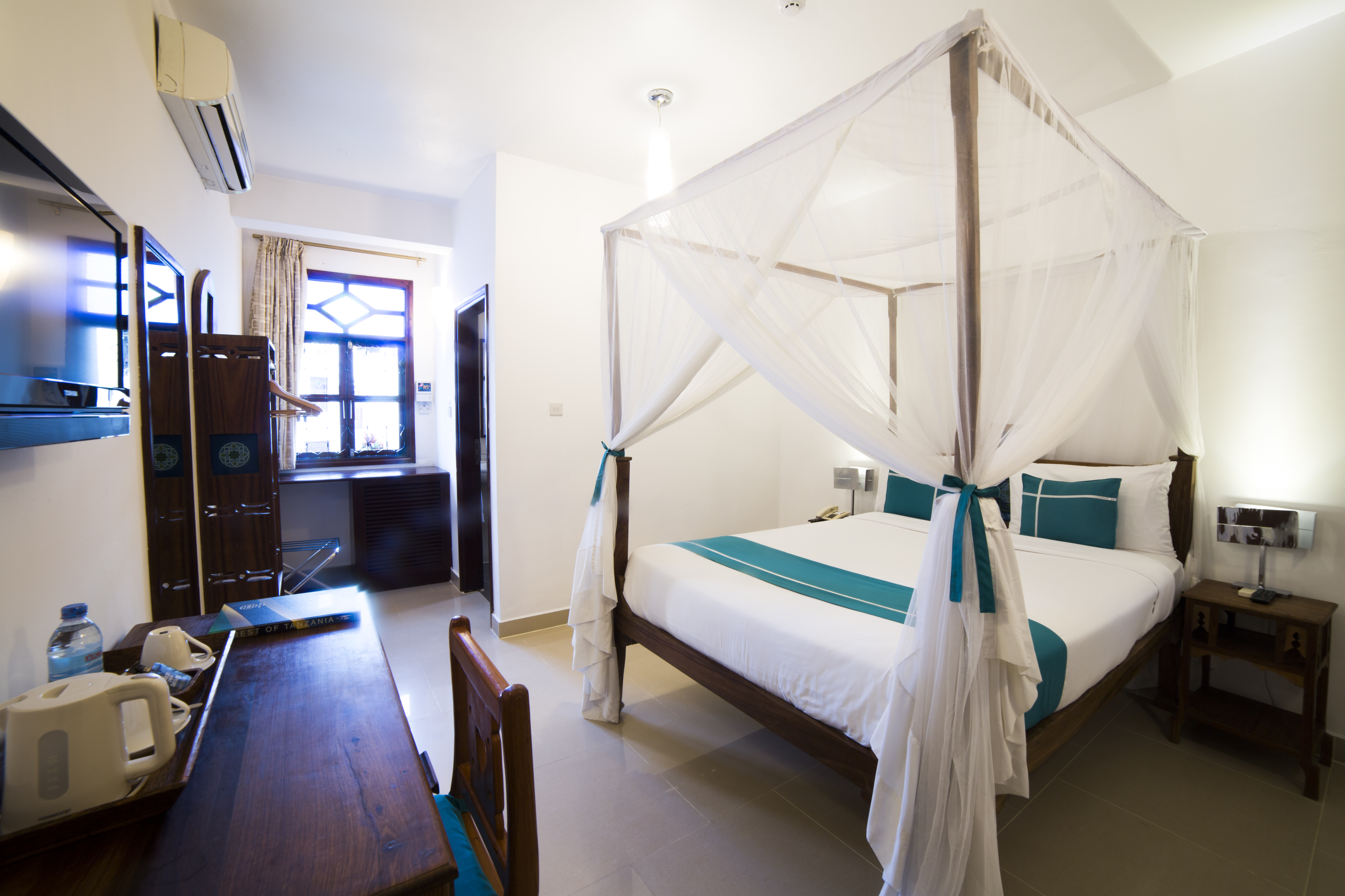 ROOM, QUEEN BED