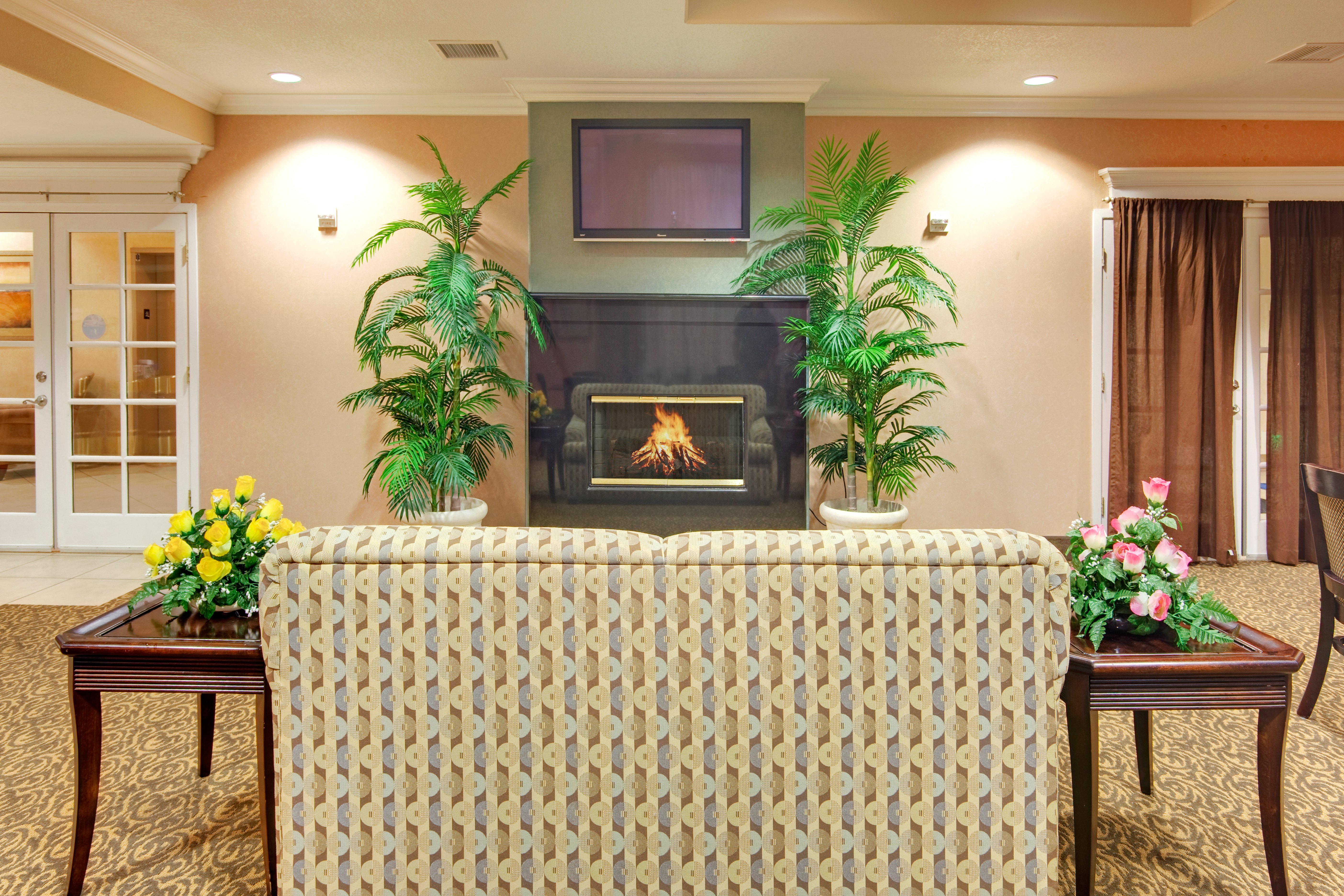 Holiday Inn Express Delano Hwy 99 9/49