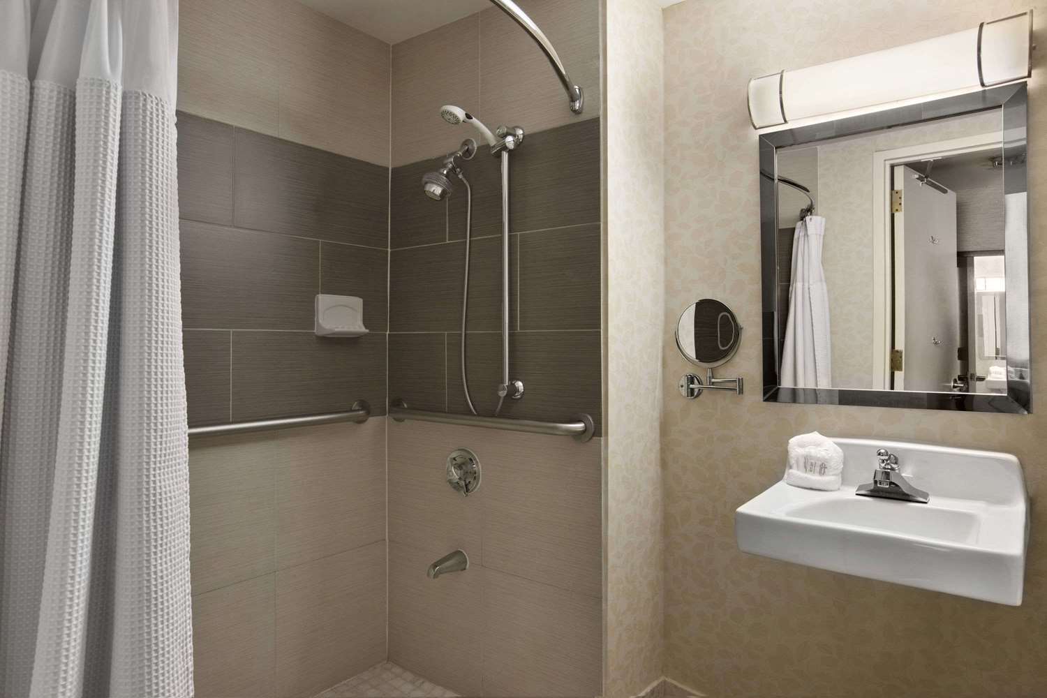 Holiday Inn Long Island - Islip Arpt East 44/46