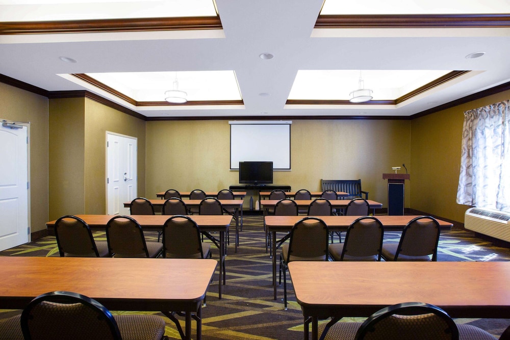 La Quinta Inn & Suites by Wyndham Tupelo 40/48
