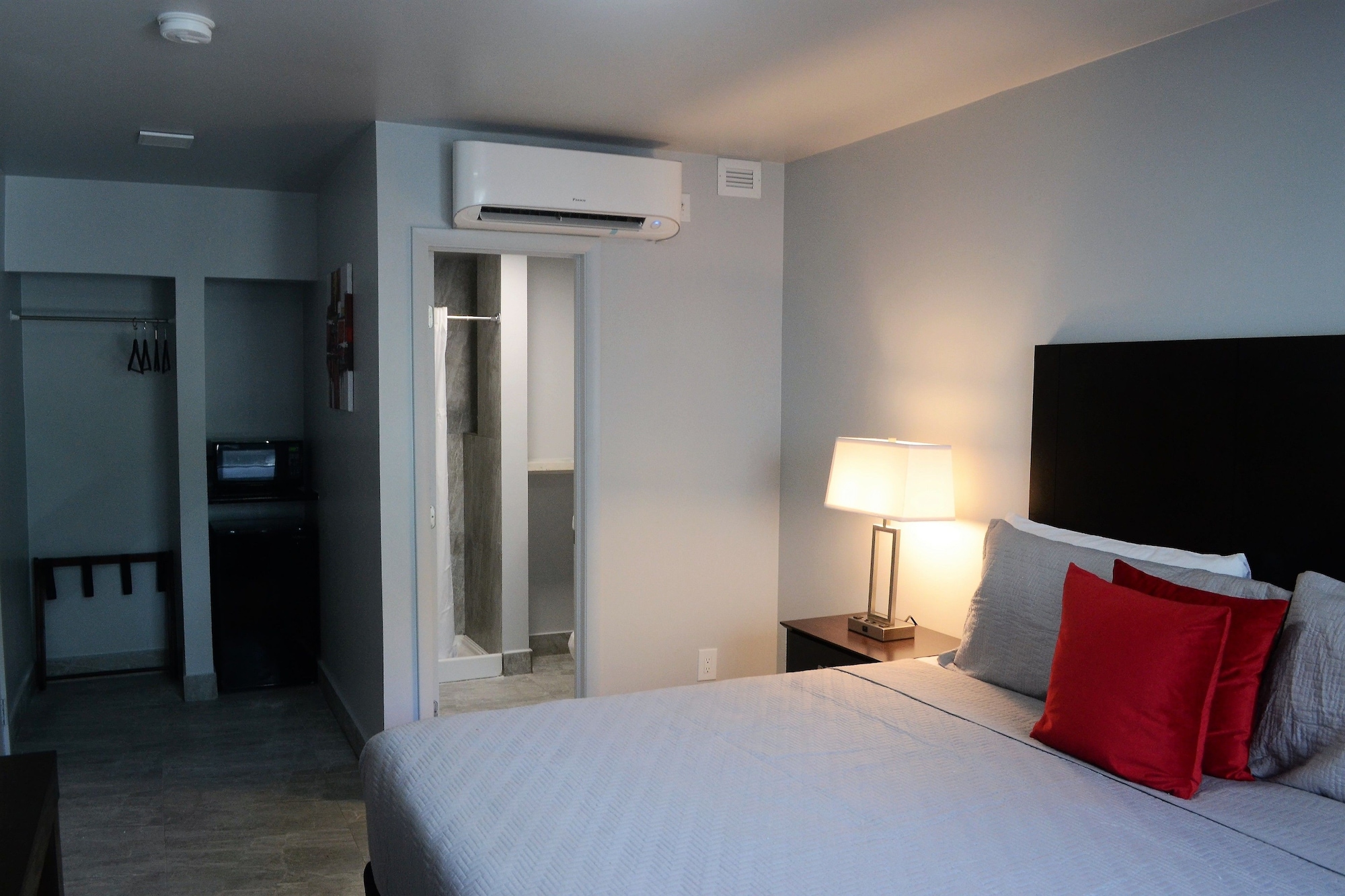ROOM, KING BED