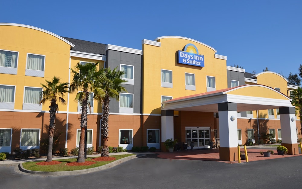 Days Inn & Suites by Wyndham Savannah North I-95 3/41