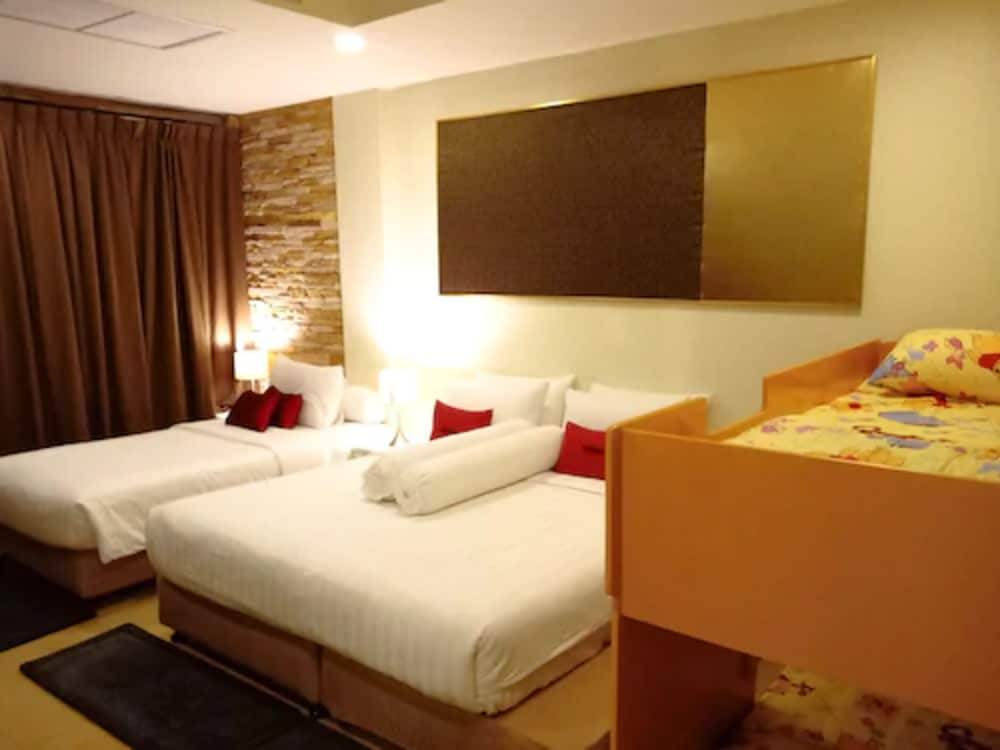 Suite, King and Twin Beds