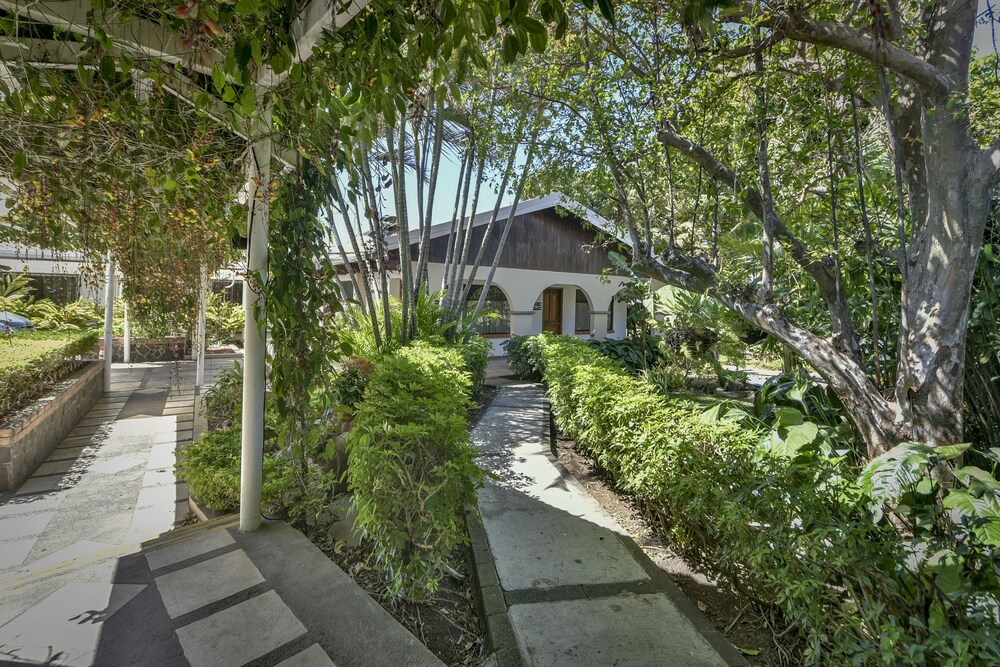 La Riviera Hotel Bed And Breakfast 46/50