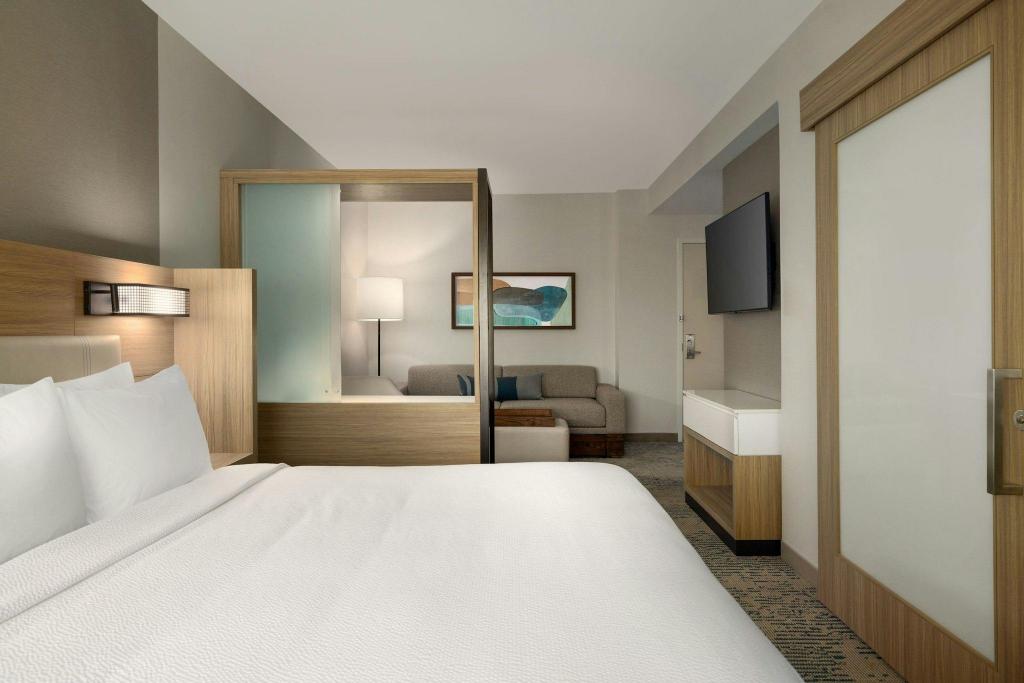 Suite, King Bed, Trundle Bed
