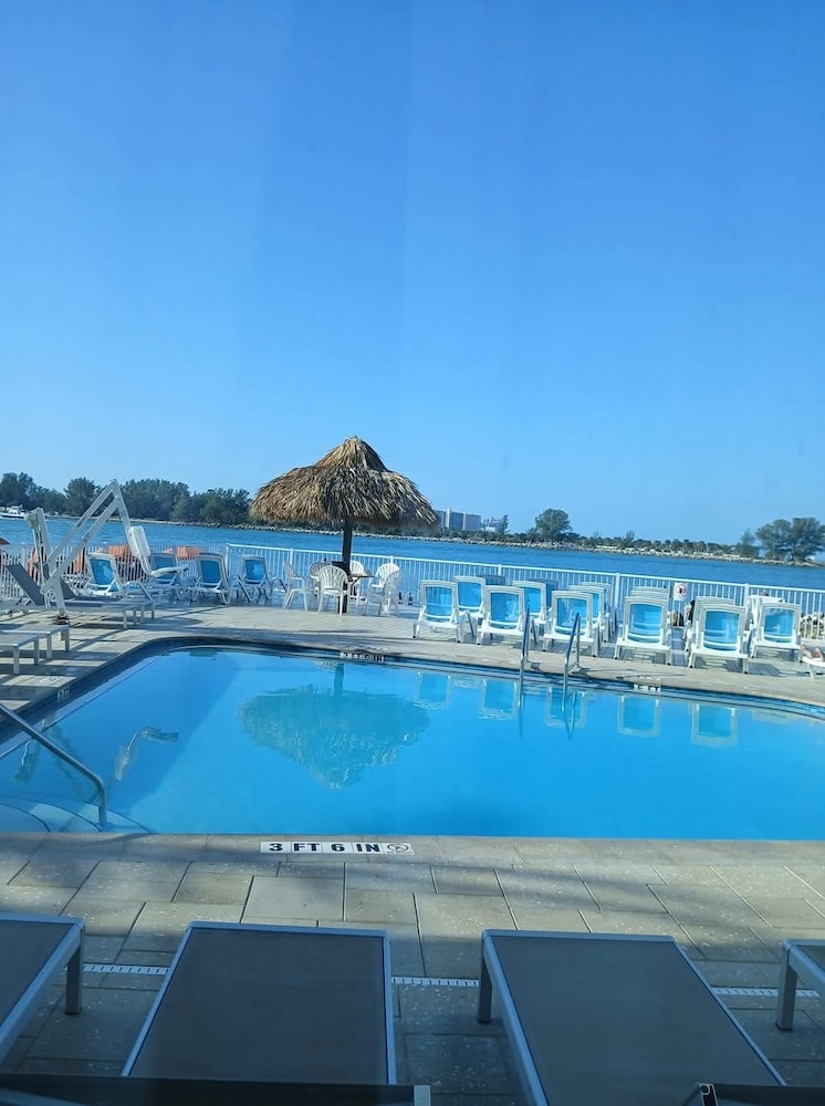 Gulfview Hotel On the Beach 45/49