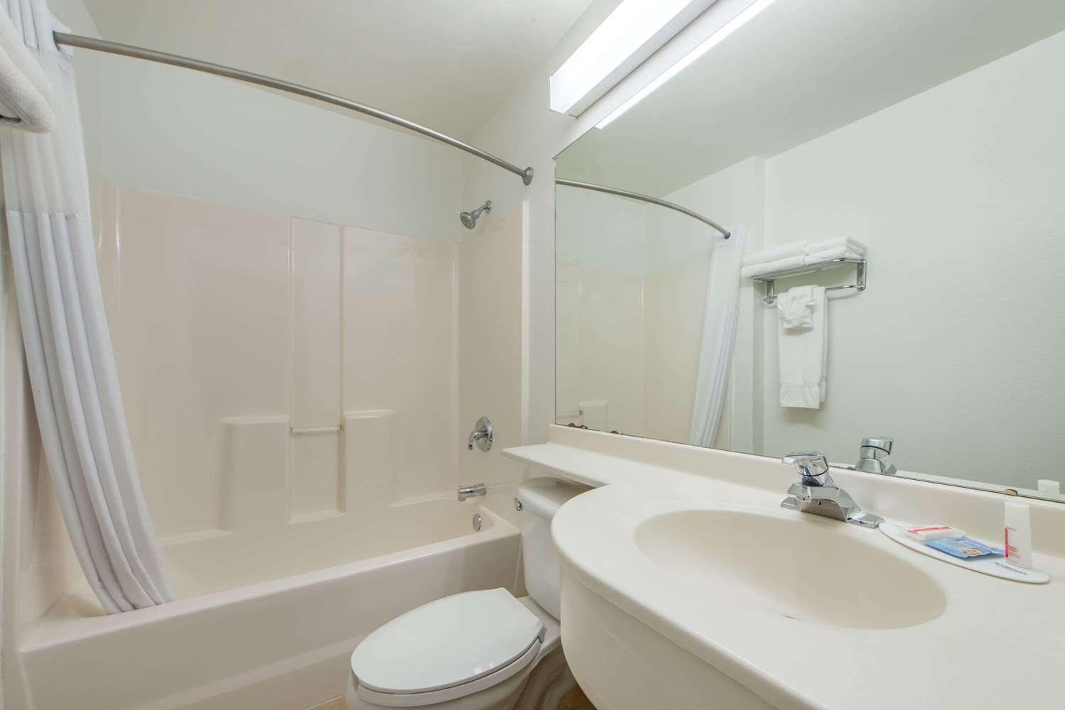 Microtel Inn & Suites by Wyndham Raton 18/21