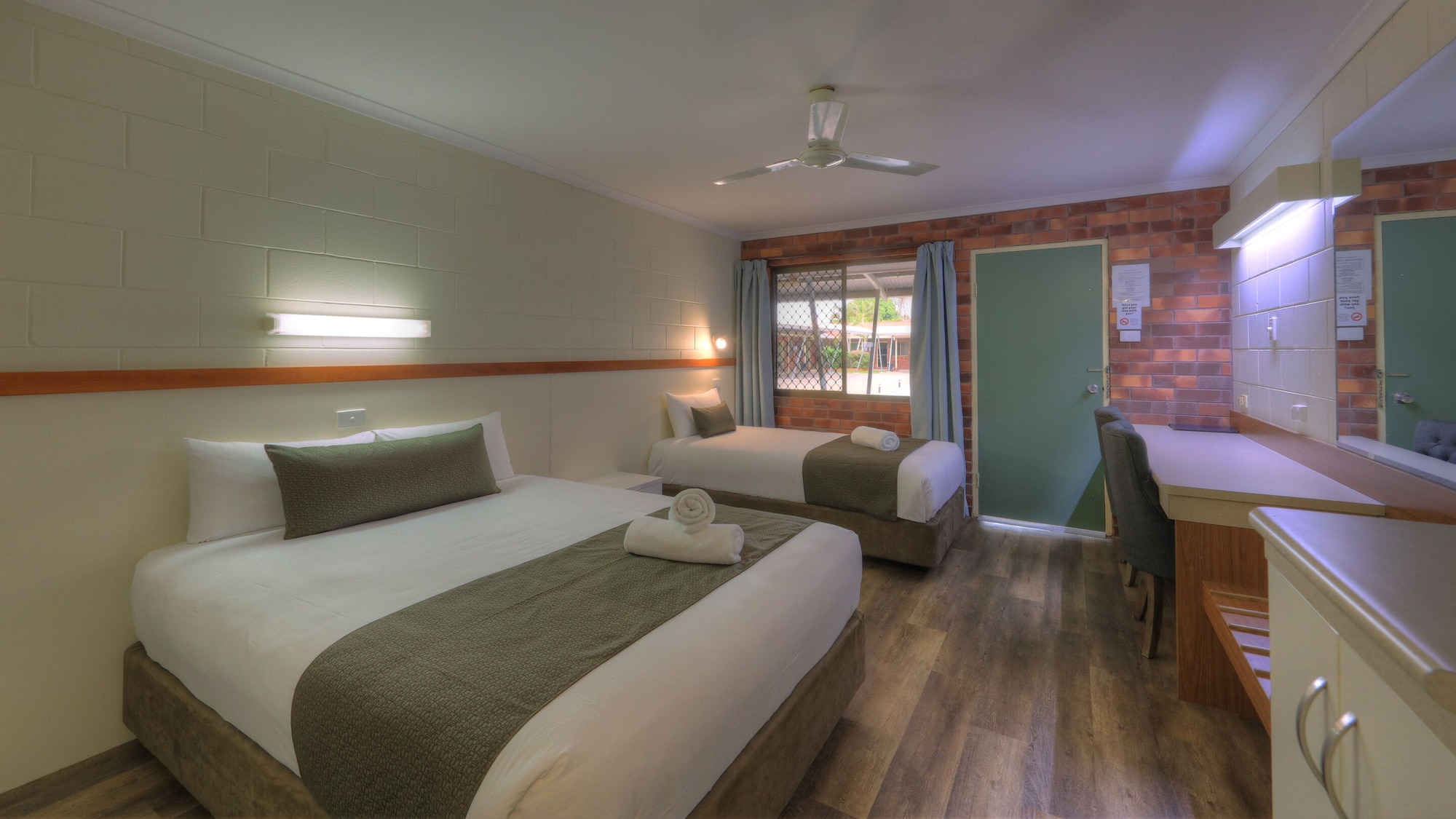 DELUXE, TWIN BEDS, QUEEN BED
