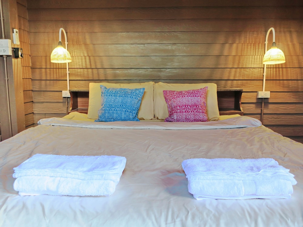DELUXE, DOUBLE BED