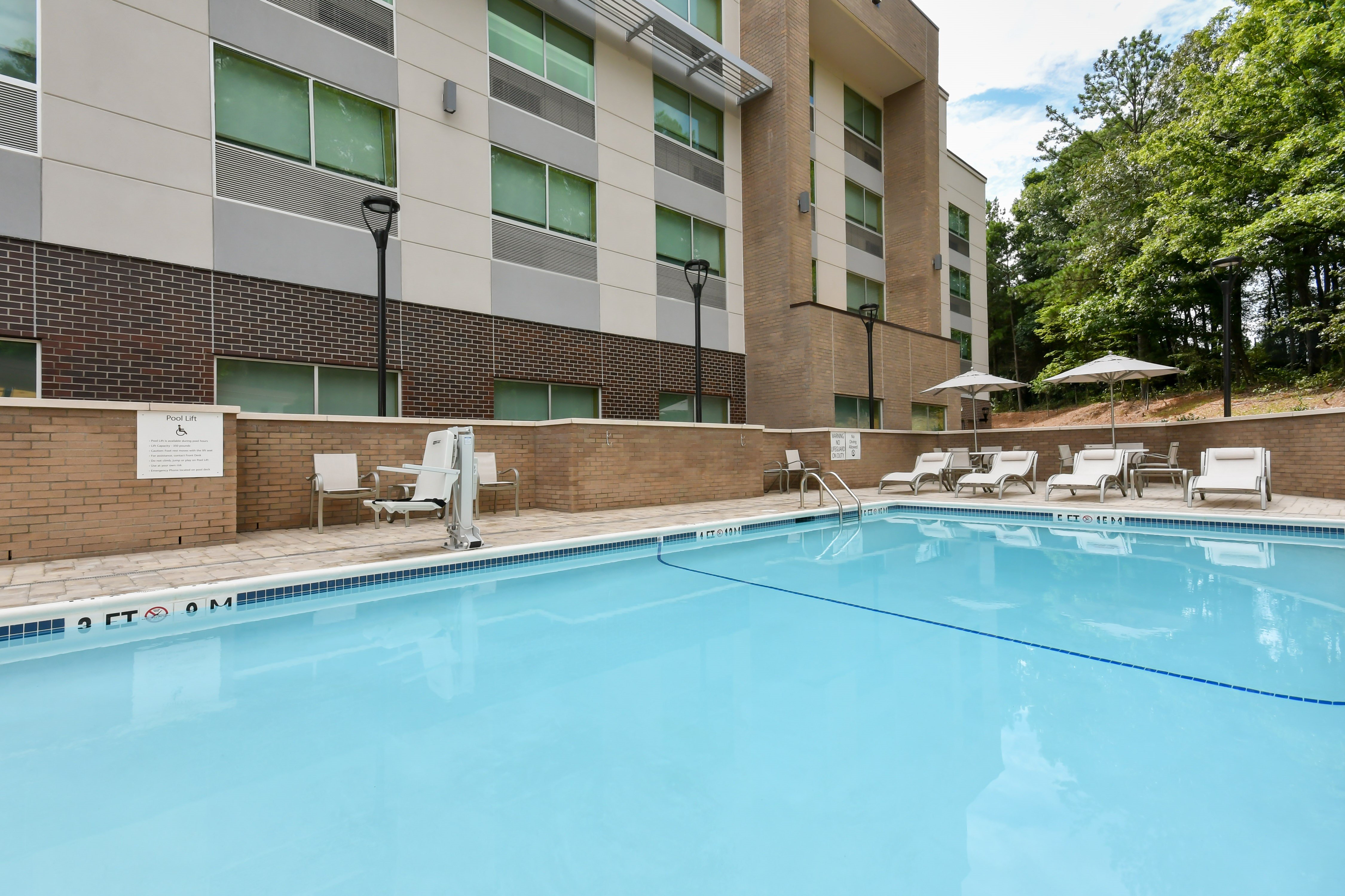 Holiday Inn Express & Suites Charlotte Ballantyne 2/46