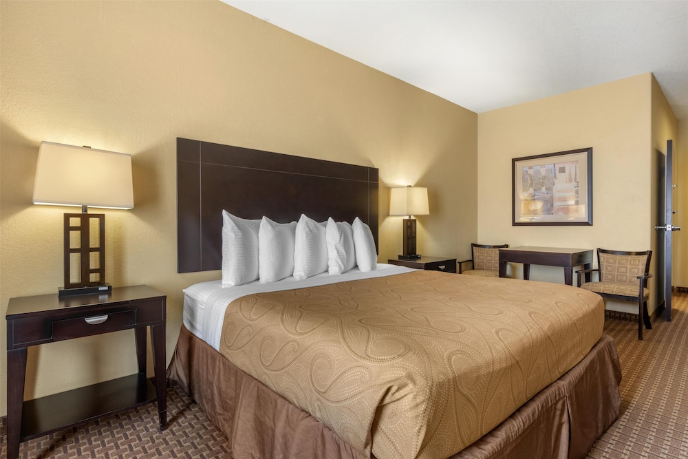 غرفة قياسية بسرير كينج لذوي الإعاقة، Best Western Bastrop Pines Inn 4/7