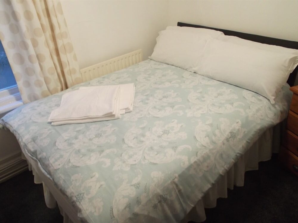 ROOM, DOUBLE BED, SMALL