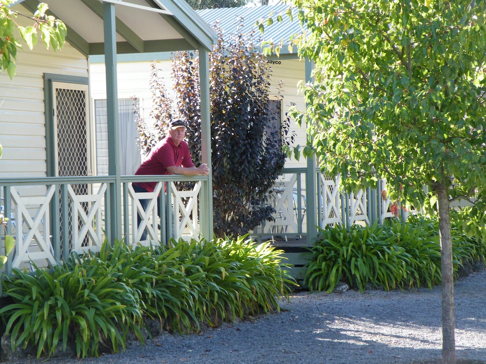 LAKE HAMILTON MOTOR VILLAGE AND CARAVAN PARK 42/50
