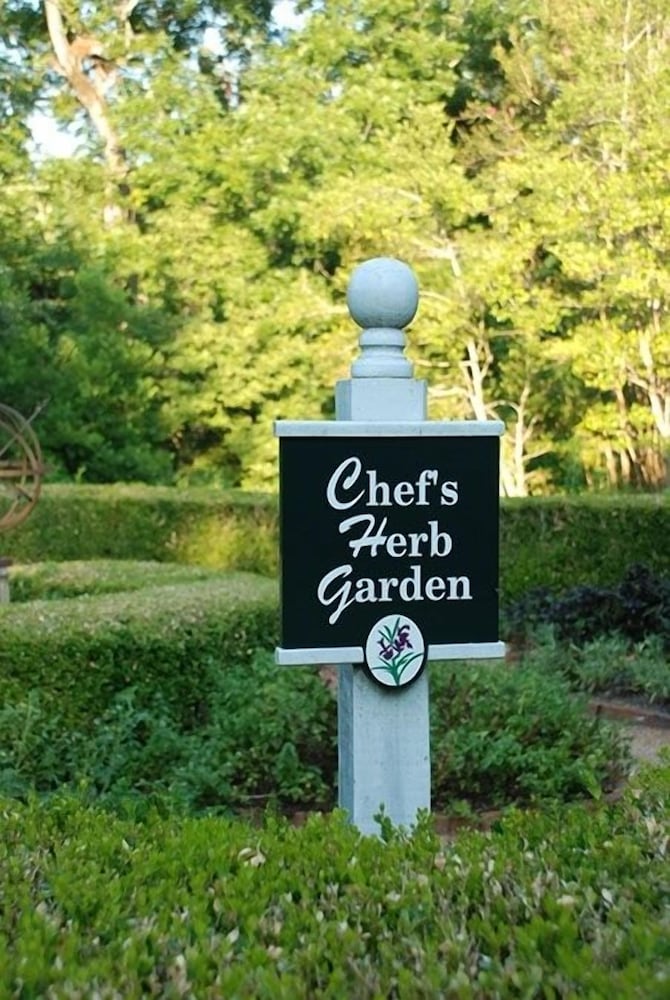 Monmouth Historic Inns And Gardens 69/72