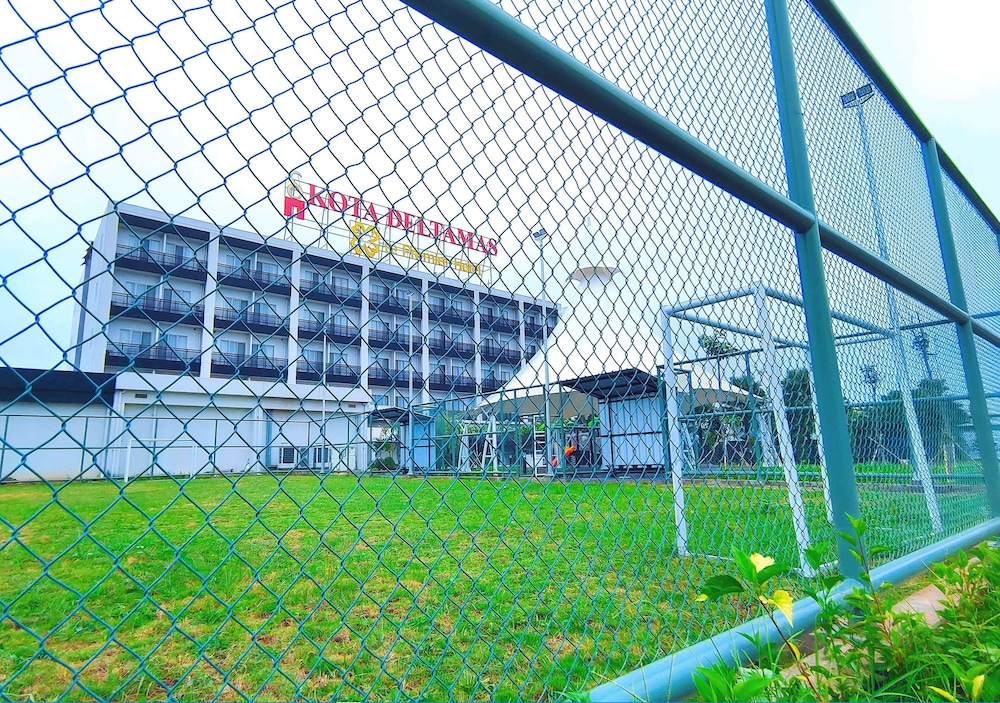 Le Premier Kota Deltamas 43/44