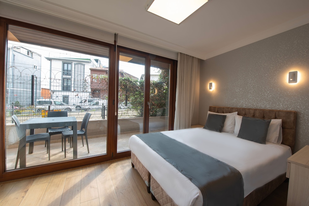 Room, 1 Queen and 1 Single Bed, Balcony, Garden Floor, Annex, Sur Hotel 3/10