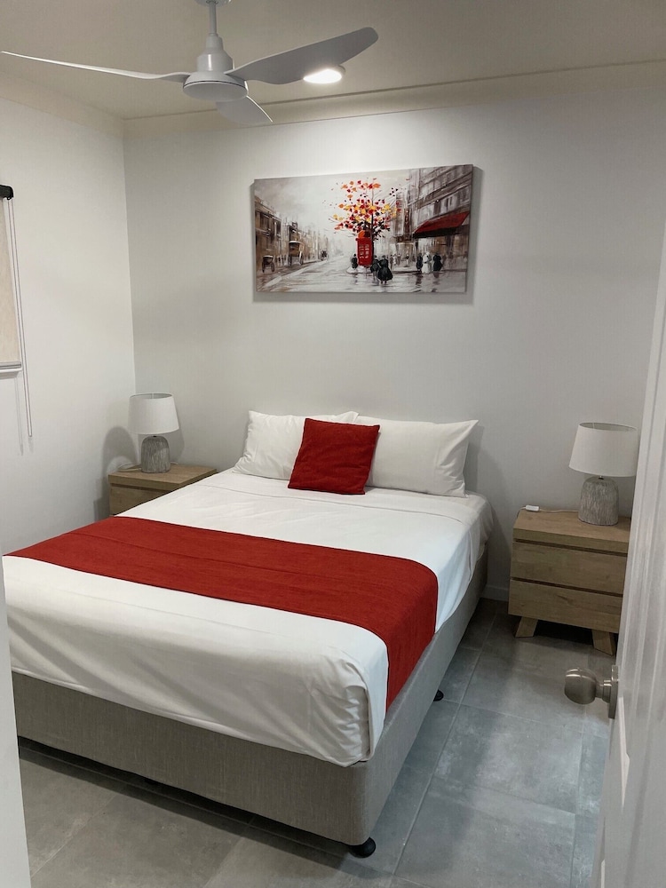 APARTMENT, QUEEN BED, COURTYARD VIEW