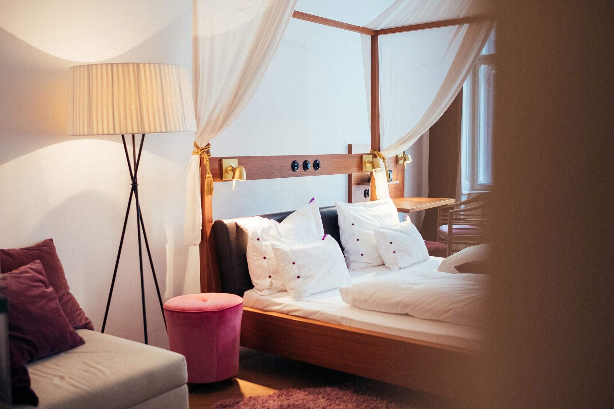 جناح بسرير كوين، Hollmann Beletage Design and Boutique 2/3