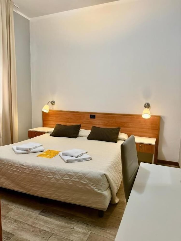 ROOM, DOUBLE BED
