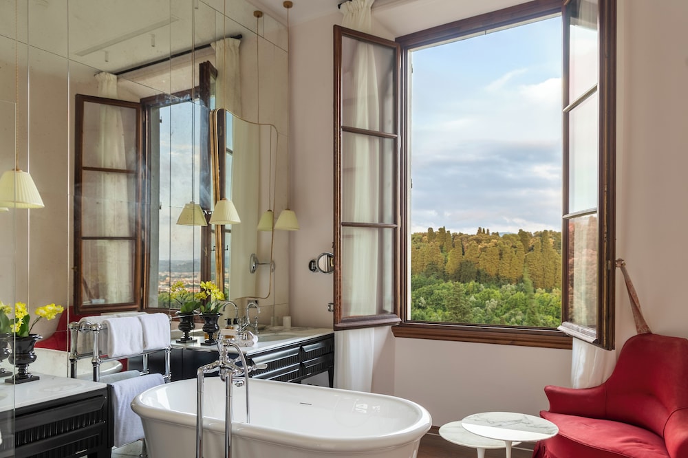 Suite, King Bed, Dome View