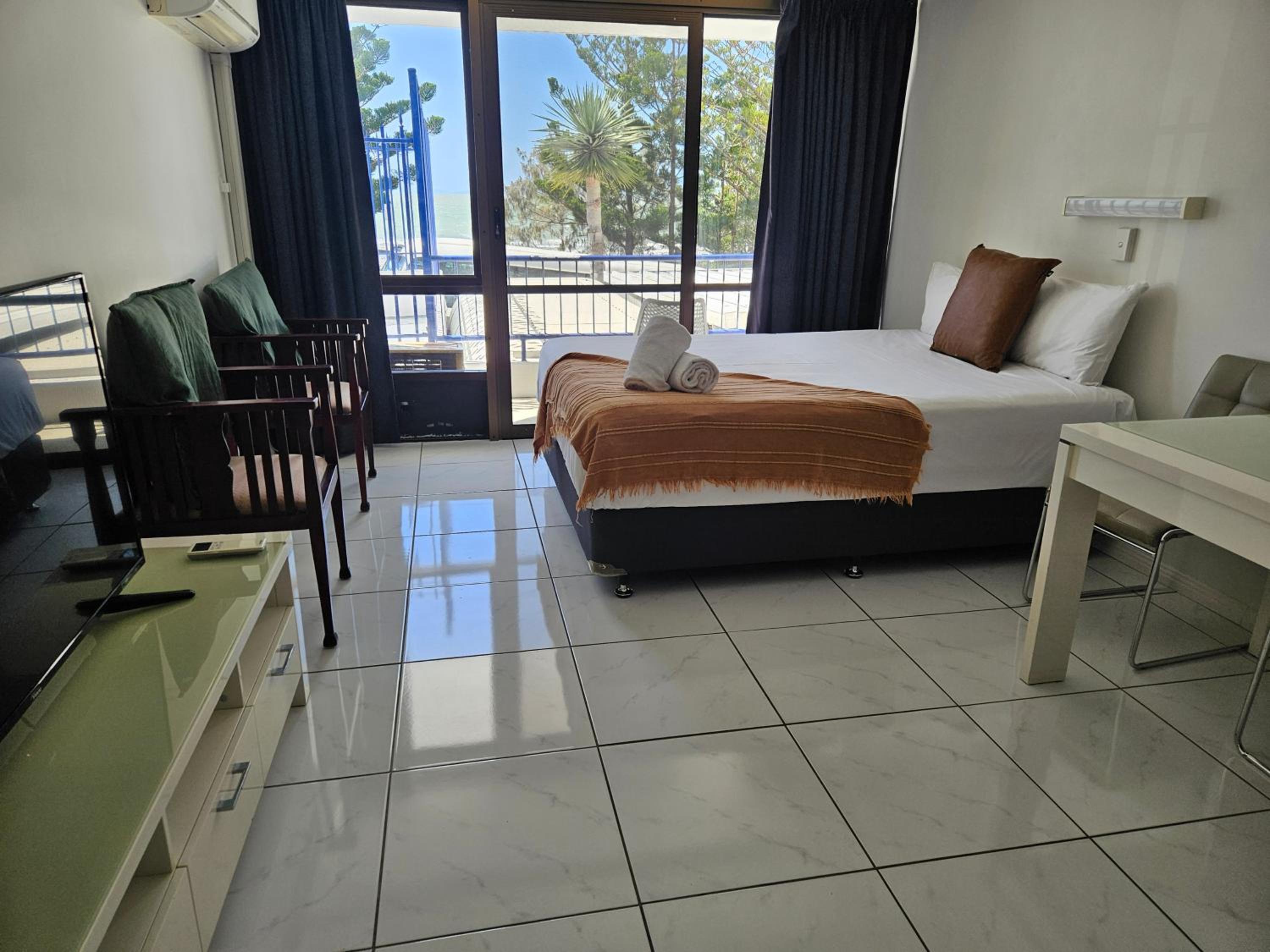 Standard, Queen Bed