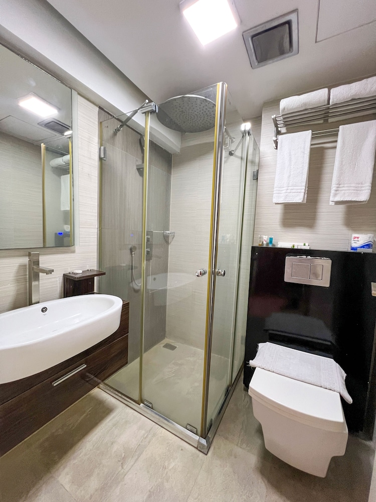 COVENTINA LAKE SUITES 64/65