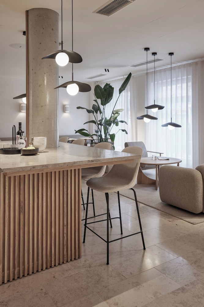Hotel Adelante 39/59