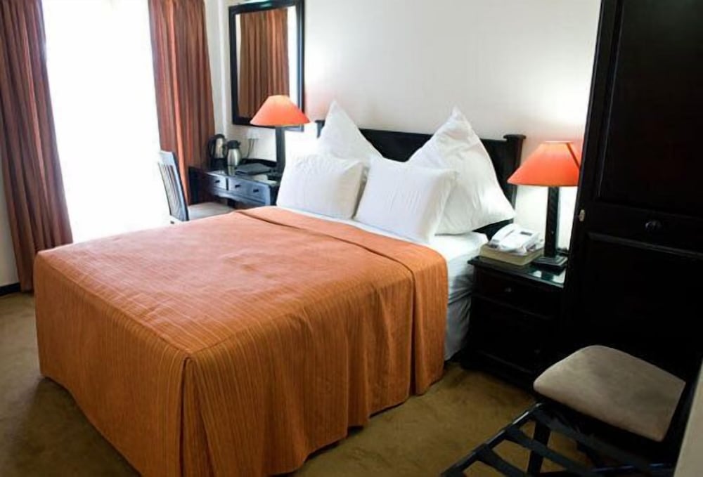 Adansonia Hotel 6/34