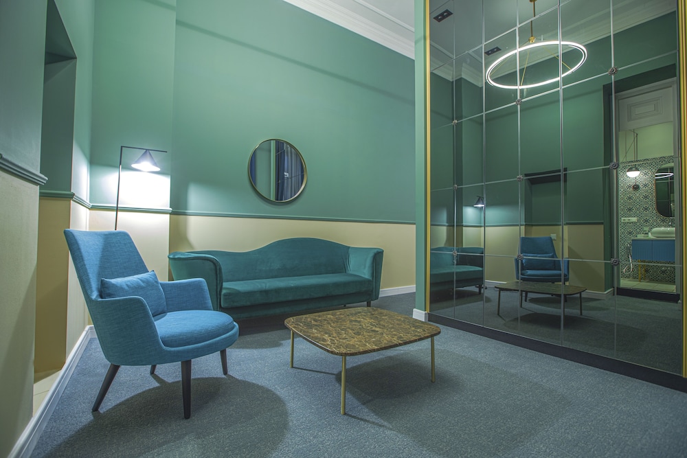 Heritage Hotel and Suites 25/39