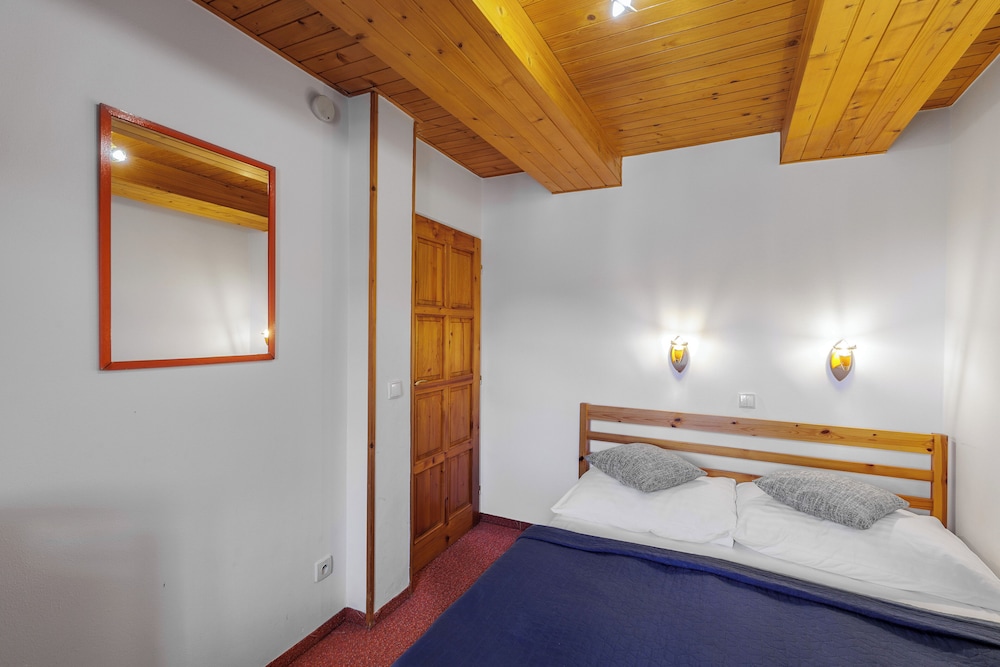 ROOM, DOUBLE OR TWIN BED