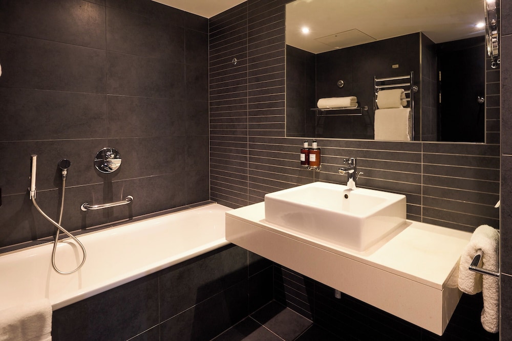 جناح، Guildford Harbour Hotel 4/4